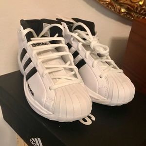 Boy’s Youth Adidas Pro Model 2G J Basketball Sneakers SZ 4.5